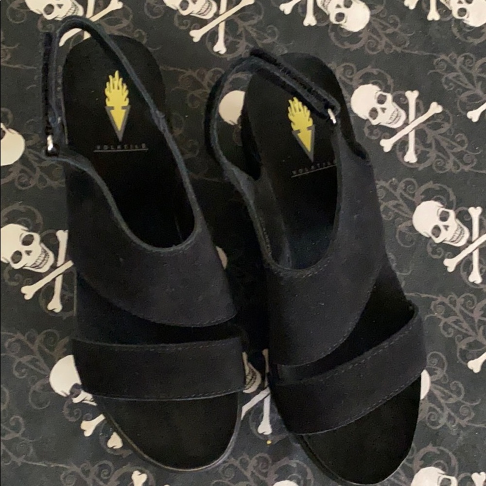 Volatile wedge black size 7.  Fits like Wms 6 1/2